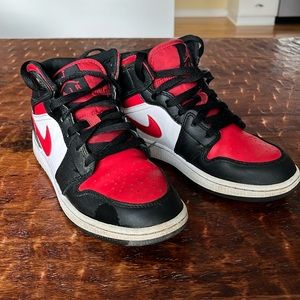 Air Jordan 1 Mid
Big Kids' Shoes